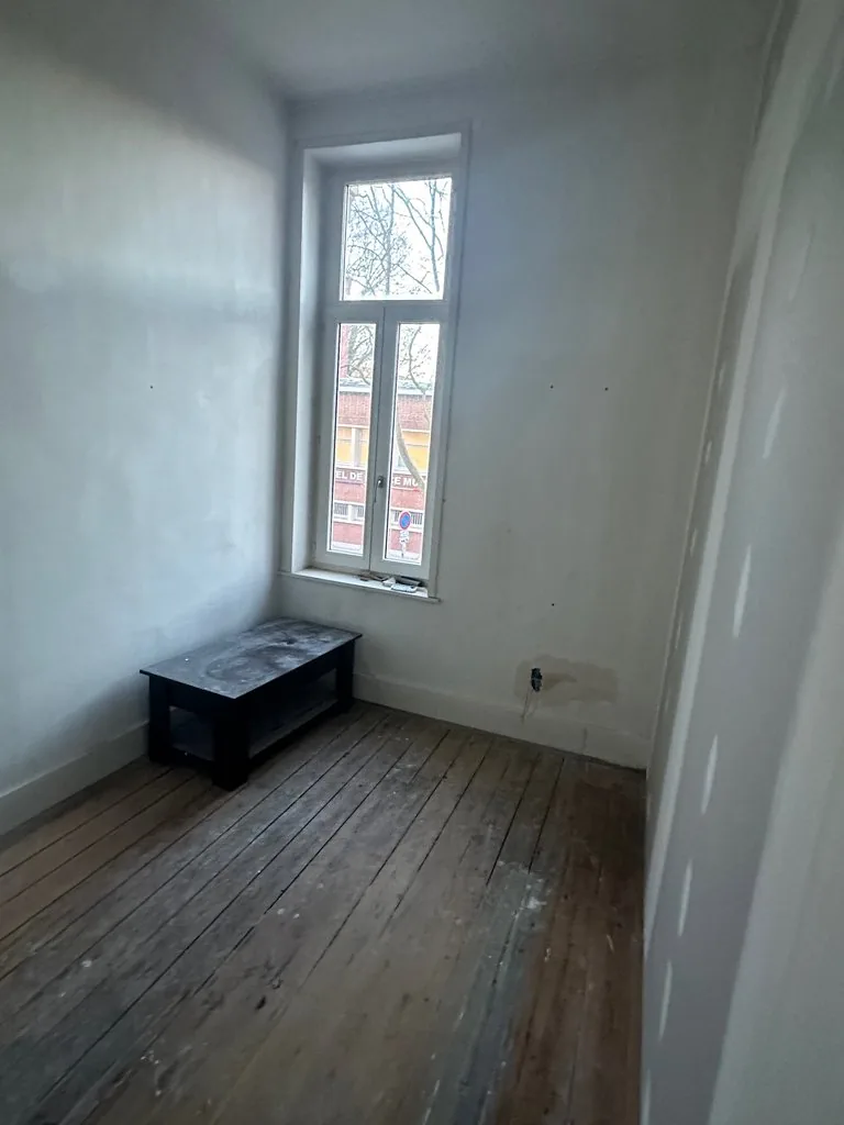 Transformation d'un studio en T2 à Lille - avant, la chambre