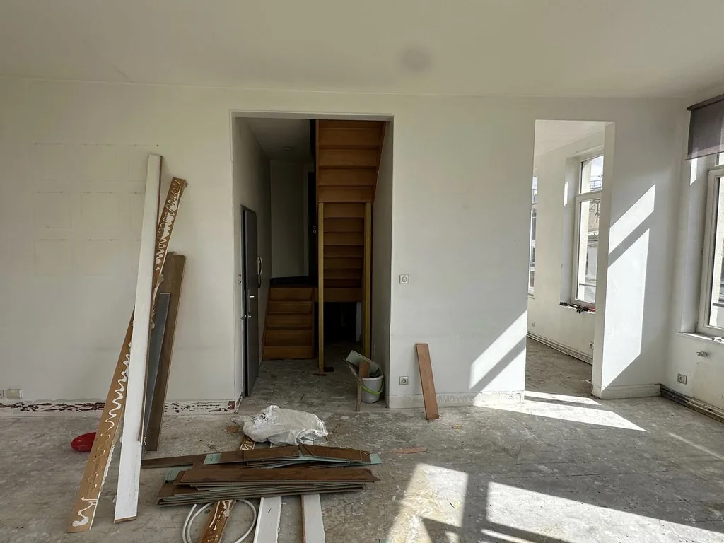 Rénovation complète d'un appartement à Lille - avant, la pièce vers l'escalier