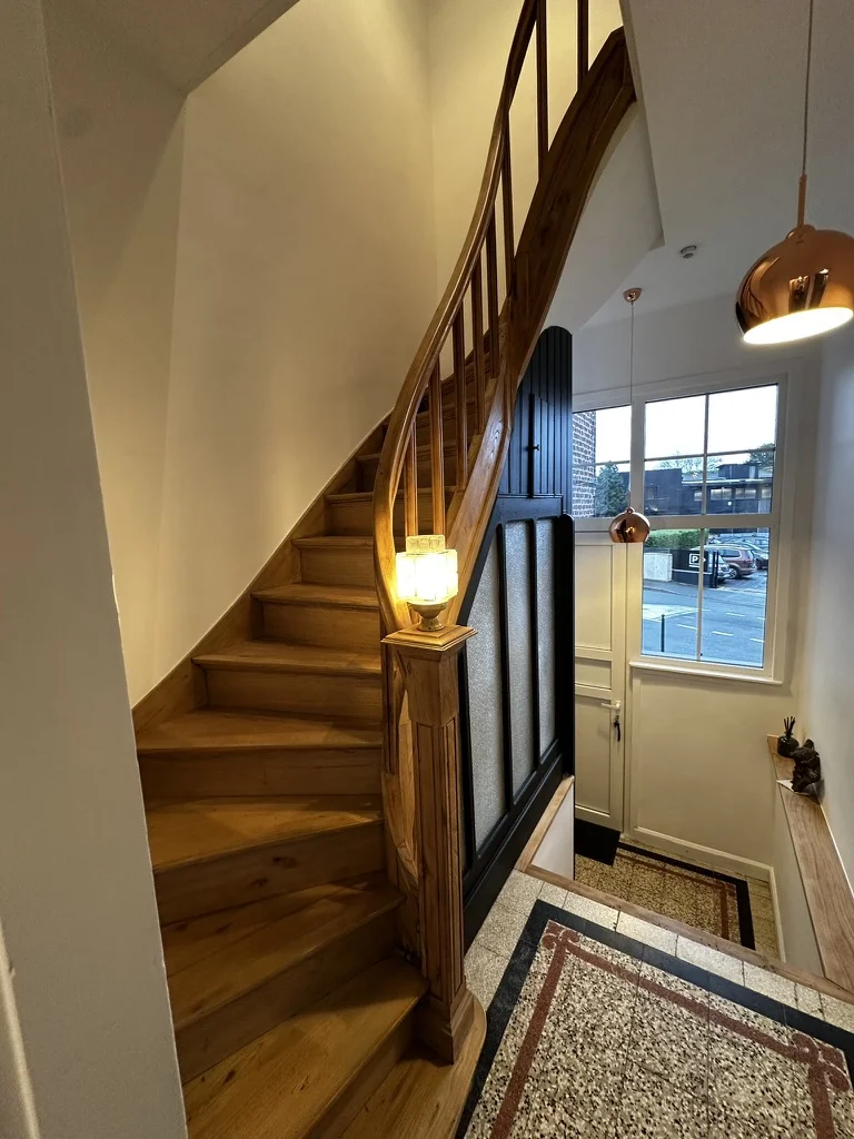 Rénovation complète et création d'une extension - après, l'escalier en orme micro-gommé
