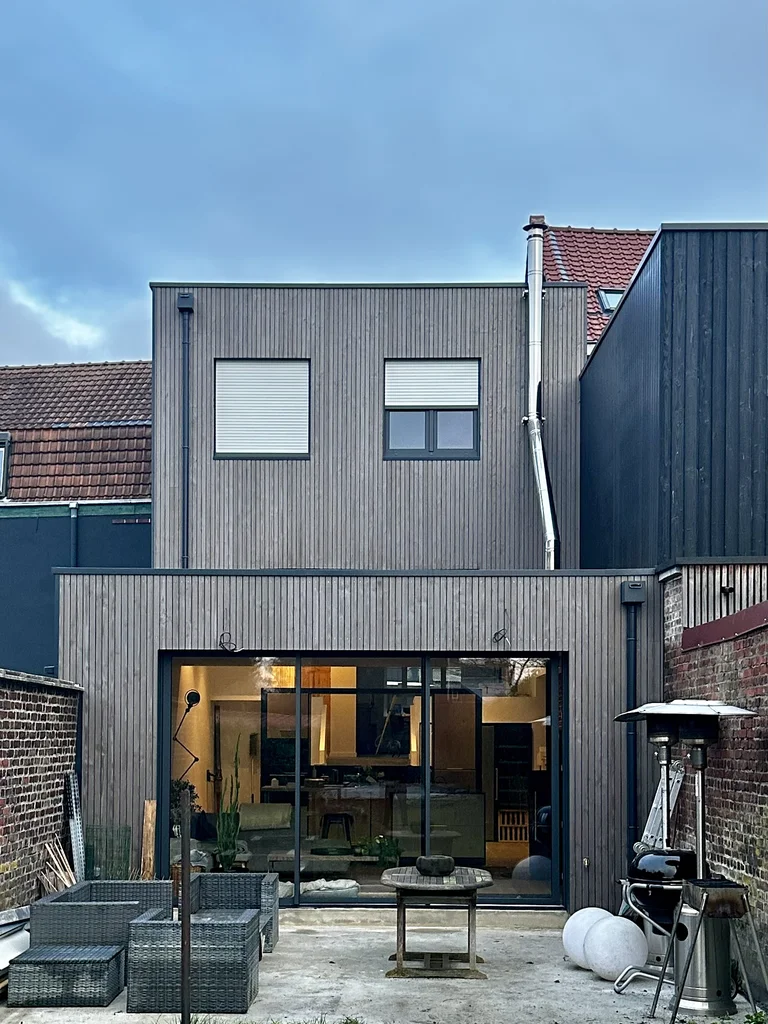 Rénovation complète et création d'une extension - après, la façade arrière et son extension