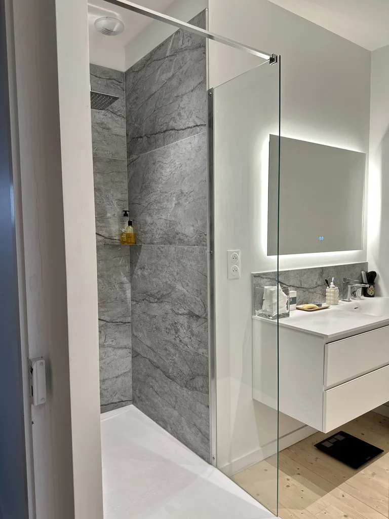 Rénovation complète et création d'une extension - après, la salle d'eau de la suite parentale