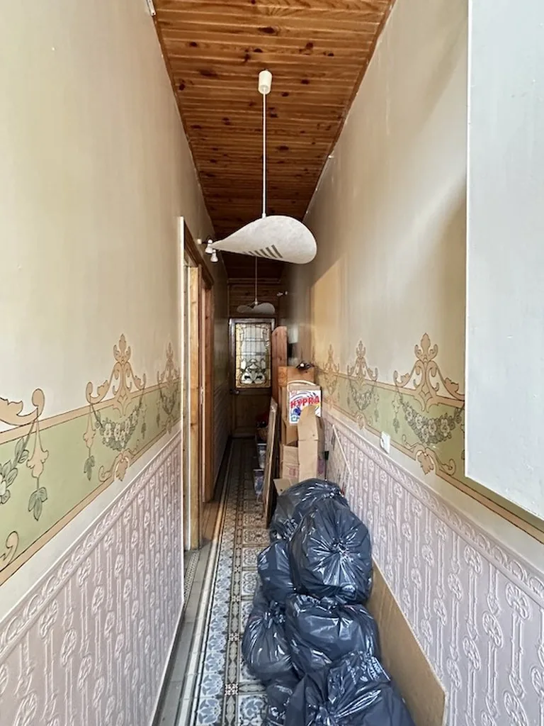 Le carrelage ancien du couloir d'entrée, conservé et restauré — avant