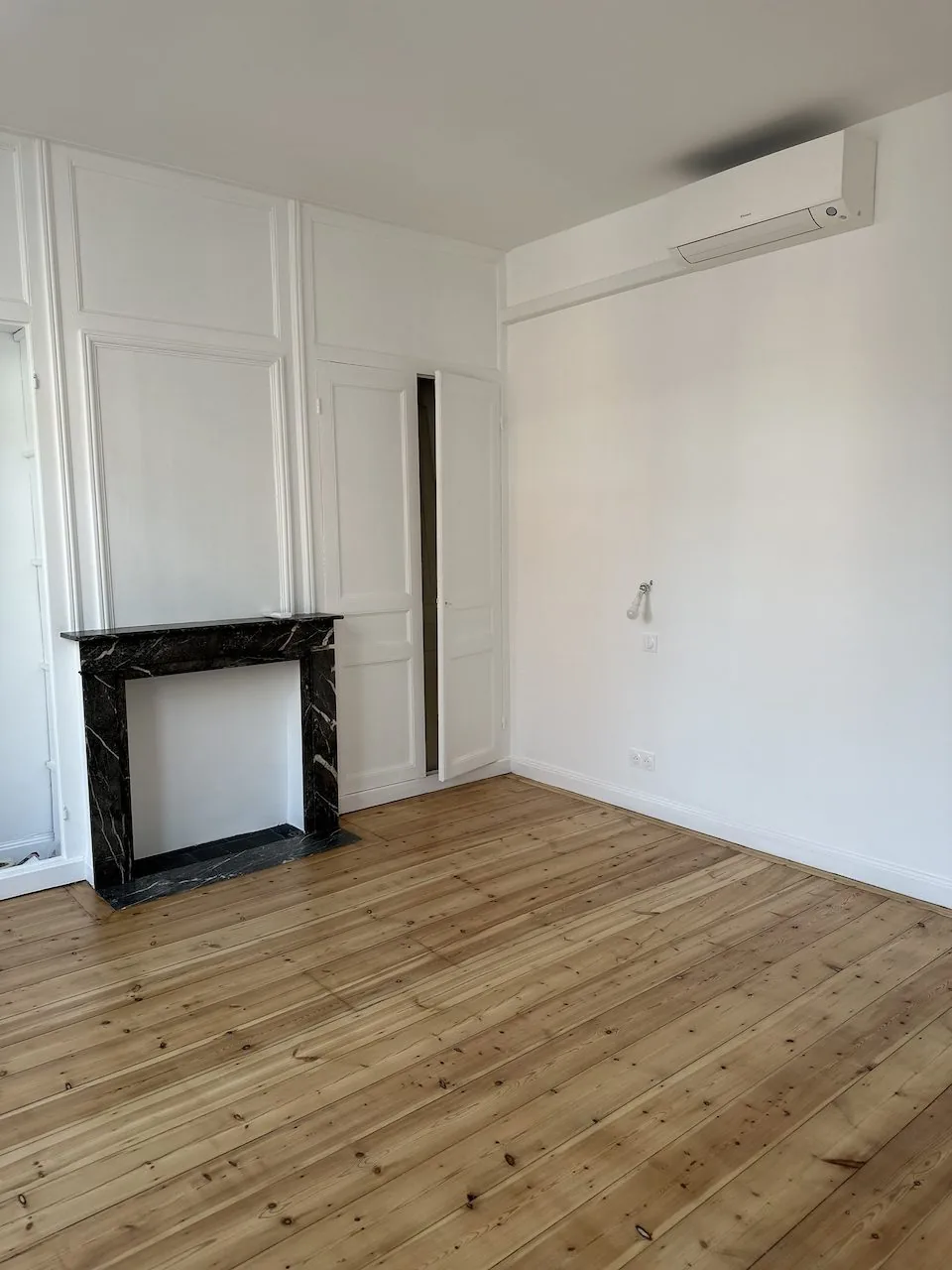 Rénovation clé en main d'une maison de 1908 à La Madeleine - après, une chambre et sa cheminée en marbre