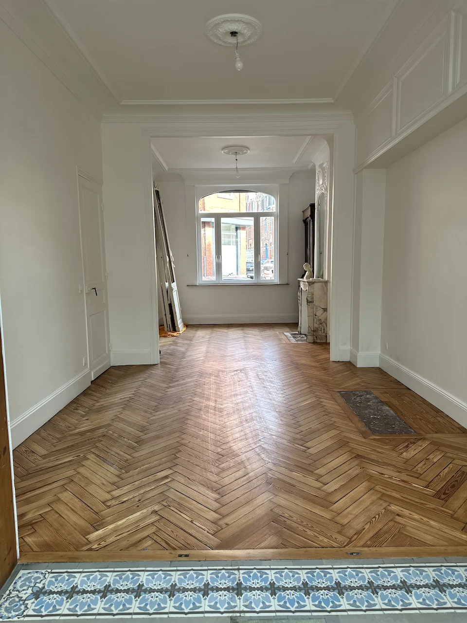 Rénovation clé en main d'une maison de 1908 à La Madeleine - après, le salon et son parquet en bâtons rompus