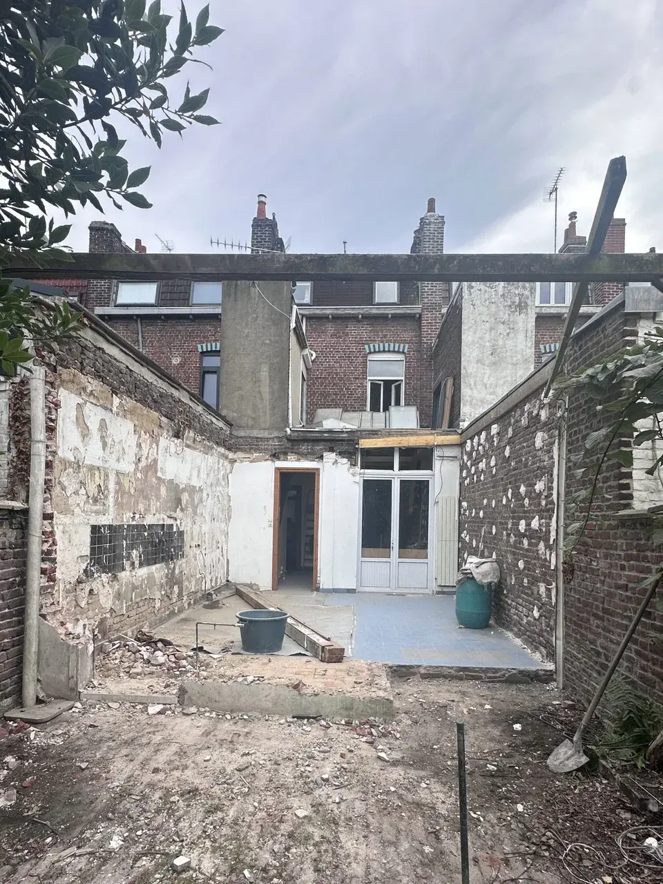 Rénovation clé en main d'une maison de 1908 à La Madeleine - pendant les travaux, l'arrière de la maison côté jardin