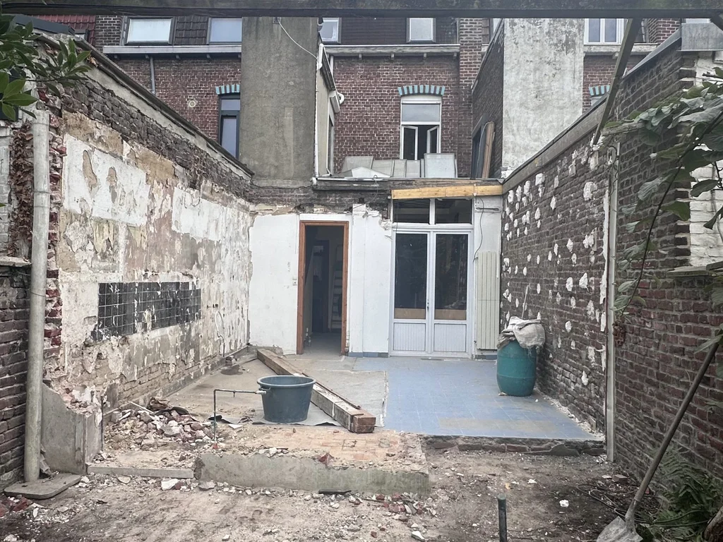 L'extension vue depuis le jardin — pendant les travaux