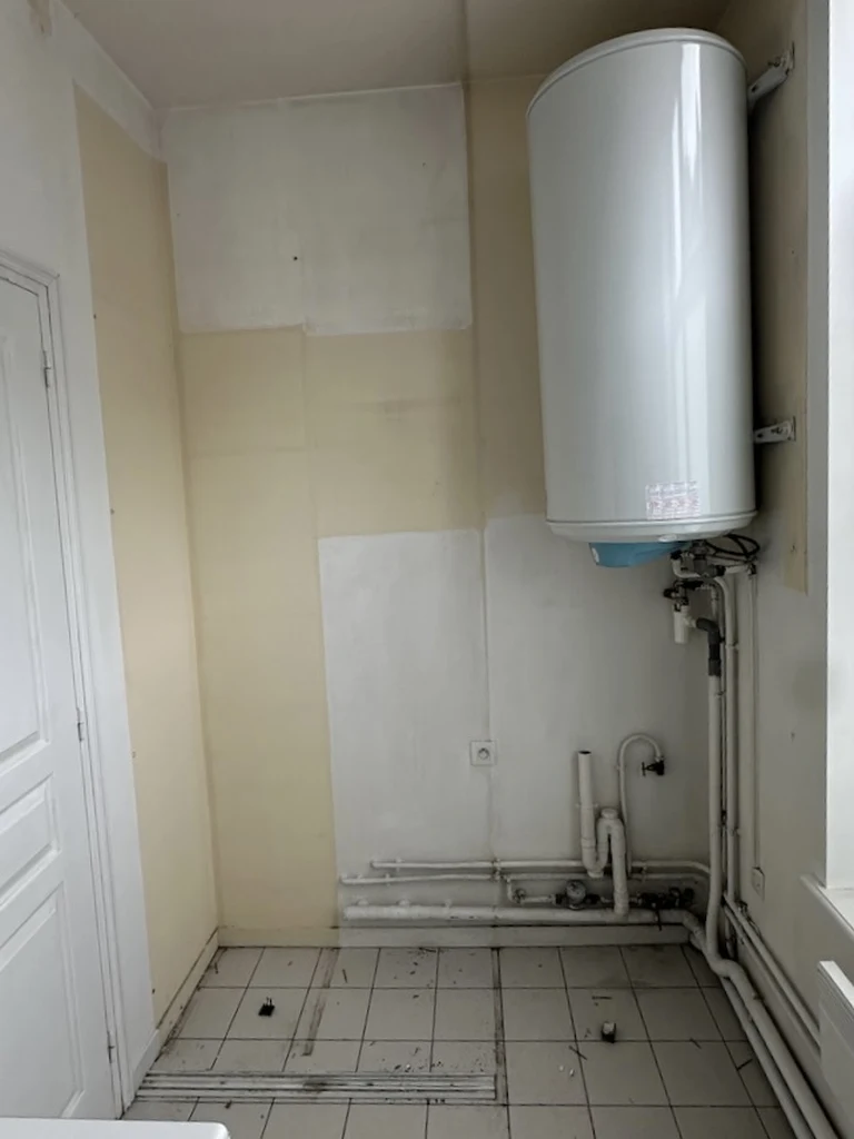 Rénovation d'un T2 dans le Vieux-Lille - avant, la salle de bain et le ballon d'eau chaude